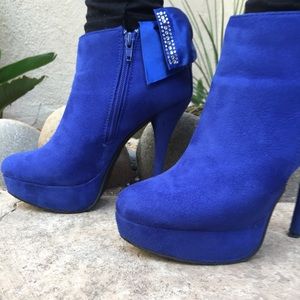 High-heeled shoes